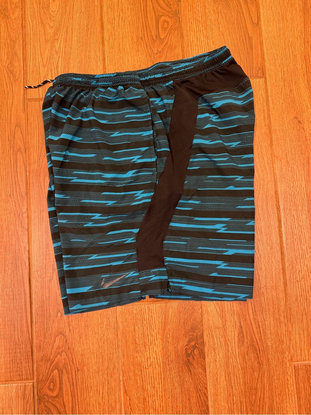 Nike Men's Black & Teal Stripe athletic shorts 7” pockets / men’s large